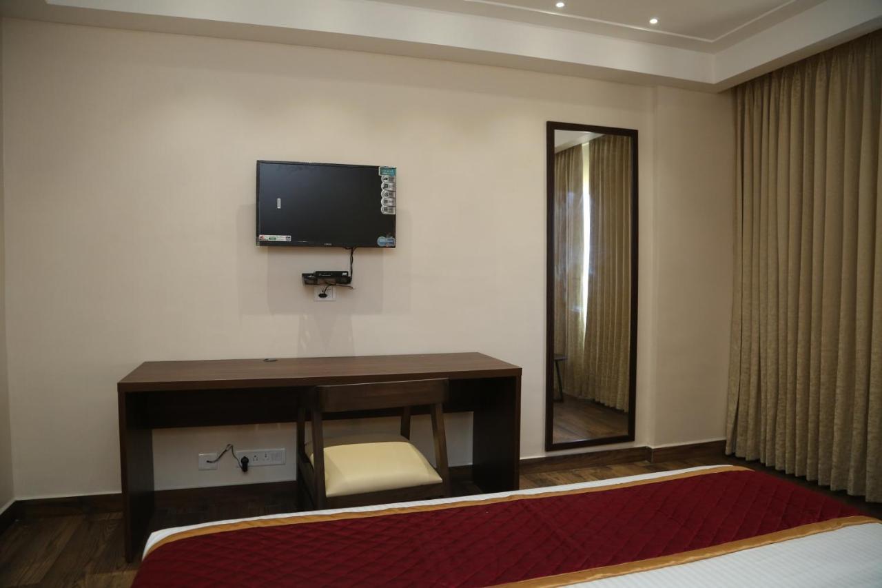 Hotel Skanda Palace Thiruttani Exterior photo
