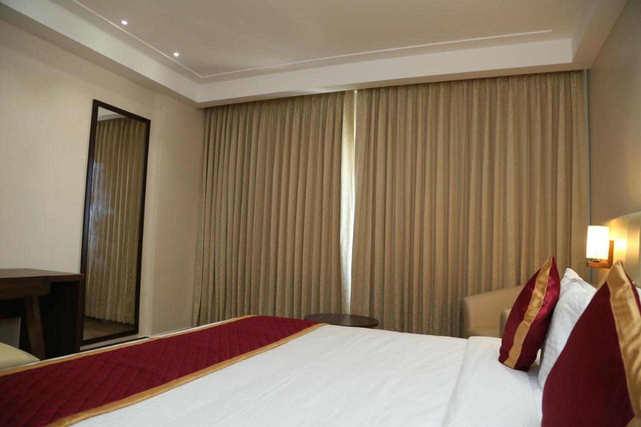 Hotel Skanda Palace Thiruttani Exterior photo