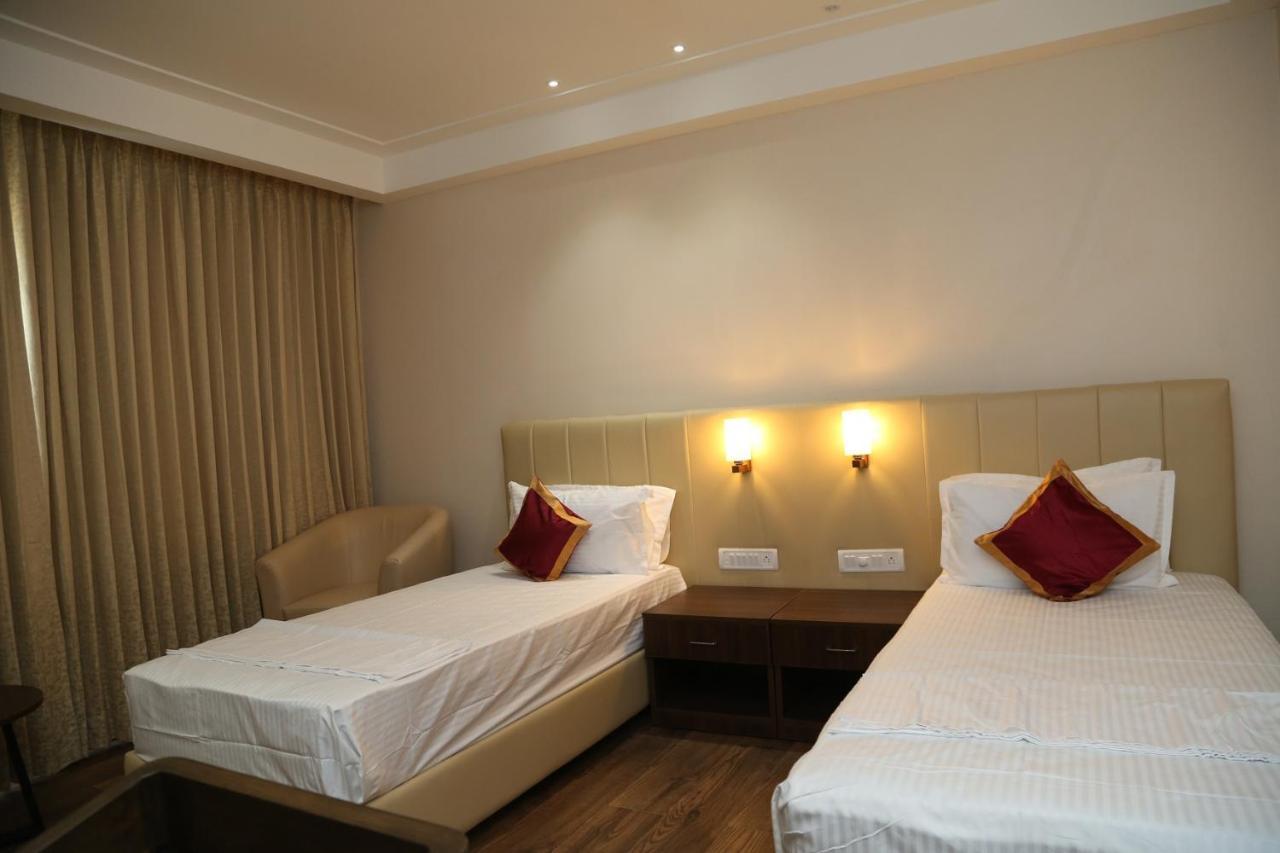 Hotel Skanda Palace Thiruttani Exterior photo